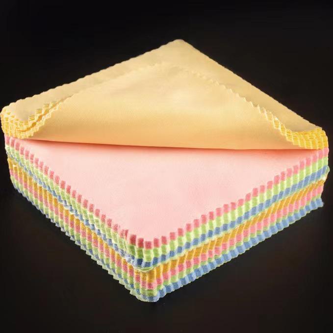 Mikrofasertuch zur Reinigung von Brillen, Handys und Kameraobjektiven