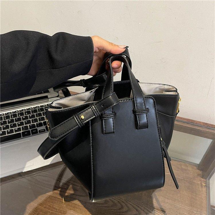 2025 autumn and winter new fashion high sense casual simple trendy women's bag texture niche versatile messenger bag handbag