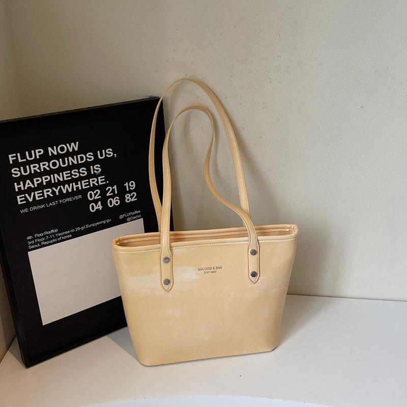 Large-capacity commuter bag women's 2025 spring new fashion shoulder tote bag Korean version portable underarm bag