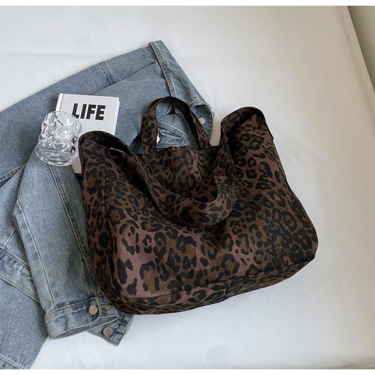 

Niche leopard print canvas tote bag women s bag casual large capacity fashion handbag Korean version foreign style shoulder messenger bag темно-коричневого