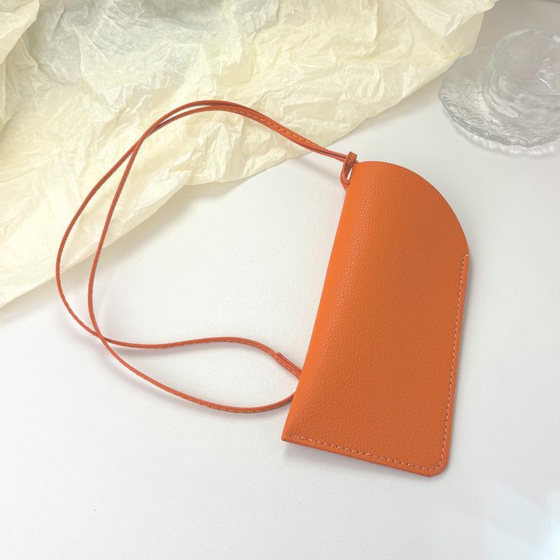 Geantă Portabilă cu Șnur din Piele PU pentru Ochelari, Unisex, cu Clip de Agățat la Gât, Suport pentru Ochelari, Carcasă Simplă și Elegantă pentru Depozitarea Ochelarilor de Soare de Călătorie