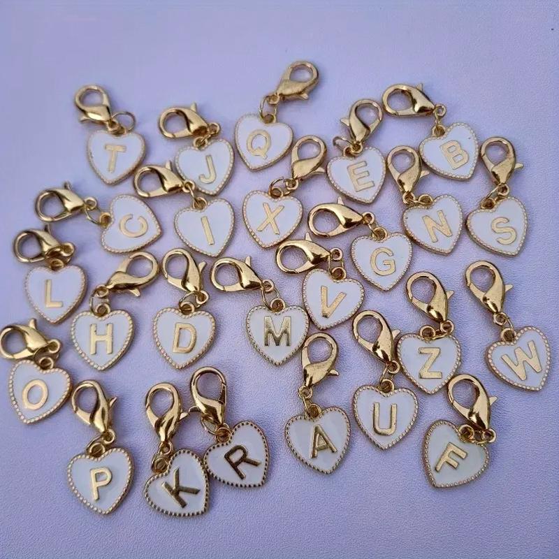Hetsäljande 26 engelska bokstäver vit dubbelsidig persikohjärta nyckelring hjärtformad legeringsaccessoarprydnad