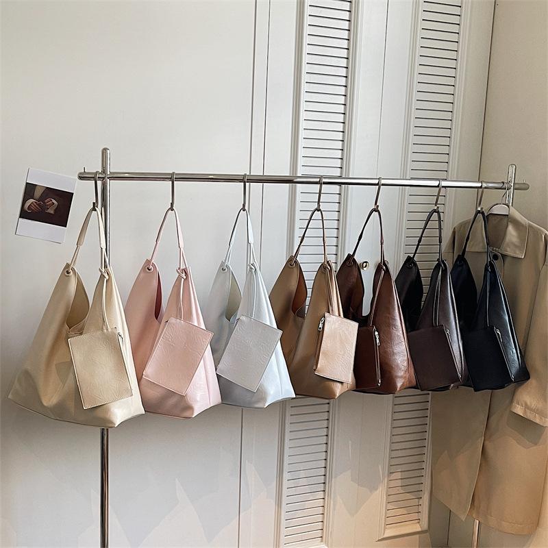 Large Capacity Tote Bag Women's 2026 Spring New Fashion Retro Sense Light Luxury Shoulder Armpit Bag