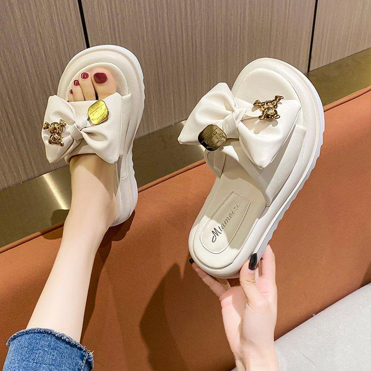Fashion New Women Chunky Rhinestone Butterfly Slippers Flip Flops Holiday Beach Women Sandals Indoor Outdoor Ladies Party Sandals Mujer