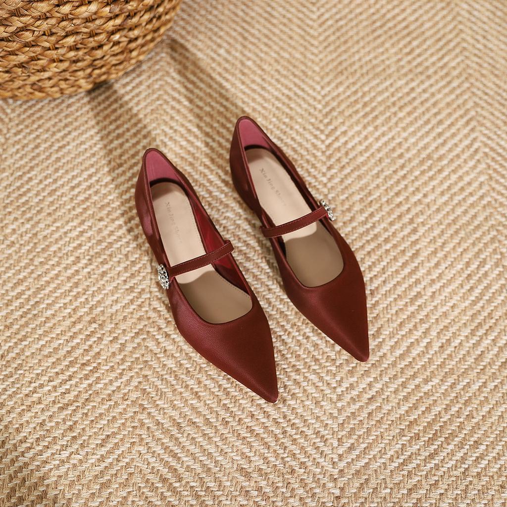 2008-2 Xiaoxiangfeng shallow mouth pointed flat-soled single shoes new word with flower rhinestone buckle low heel single shoes women