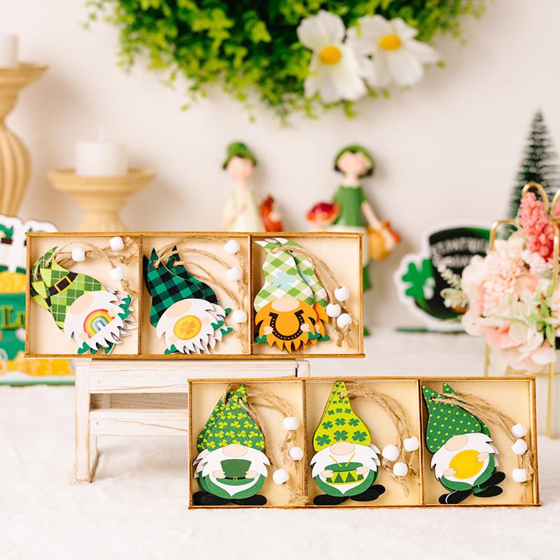 Linda Decoração de Gnomo de Madeira de Dia de São Patrício Com Elementos de Folhas Verdes Exuberantes Em Três Seções