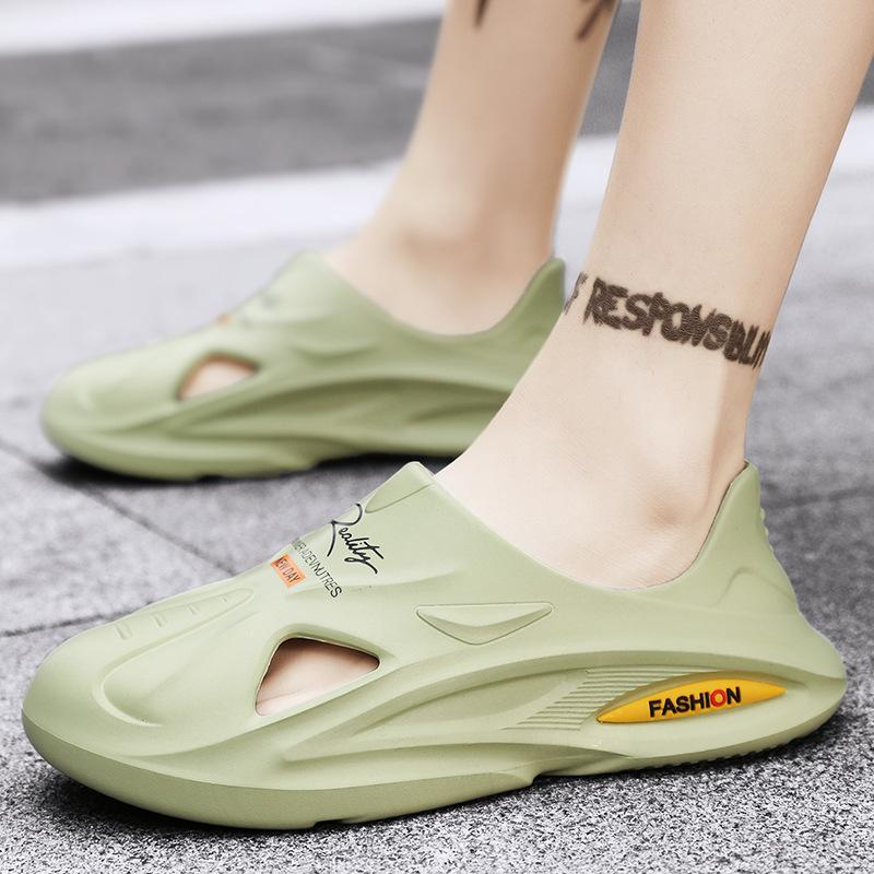 Hole Shoes Couple Slippers Stepping On Shit Platform Sandals Men's 2025 Summer New Women's Beach Bag Head Sandals