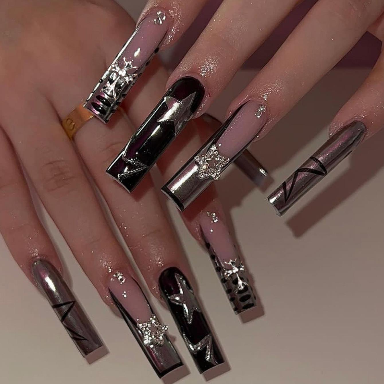 

Extra Long Five-Star Rhinestone Nail Tips with Water Pipe Design