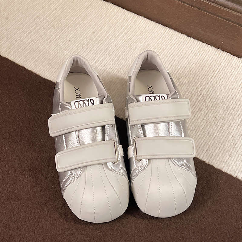 

Нишевый дизайнерский смысл ракушка голова внутренняя высота увеличение хлебные туфли женские 2025 новая осень универсальные липучки повседневная обувь 40 серебряный