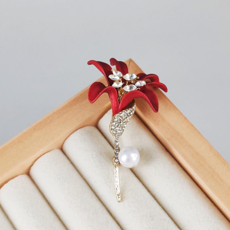 Stylish 3D Floral Pearl and Diamond Brooch: Unique Oil Drop Design for Versatile Fashion.
