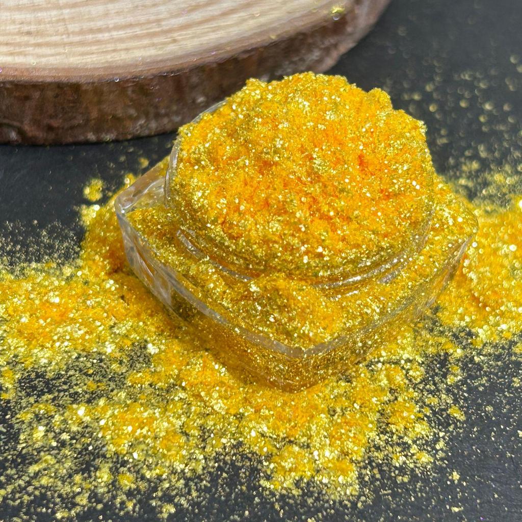 **Iridescent Silver-Plated Glitter Eyeshadow & Highlight Powder**