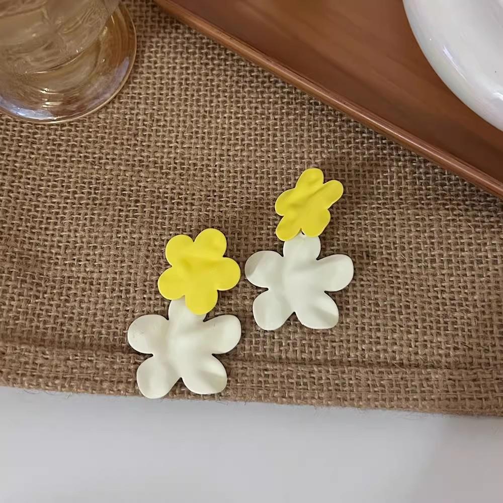 Light Luxury Exquisite Micro-inlaid Zircon Flower Earrings Elegant High-end Pearl Stud Earrings Niche Design Temperament Earrings