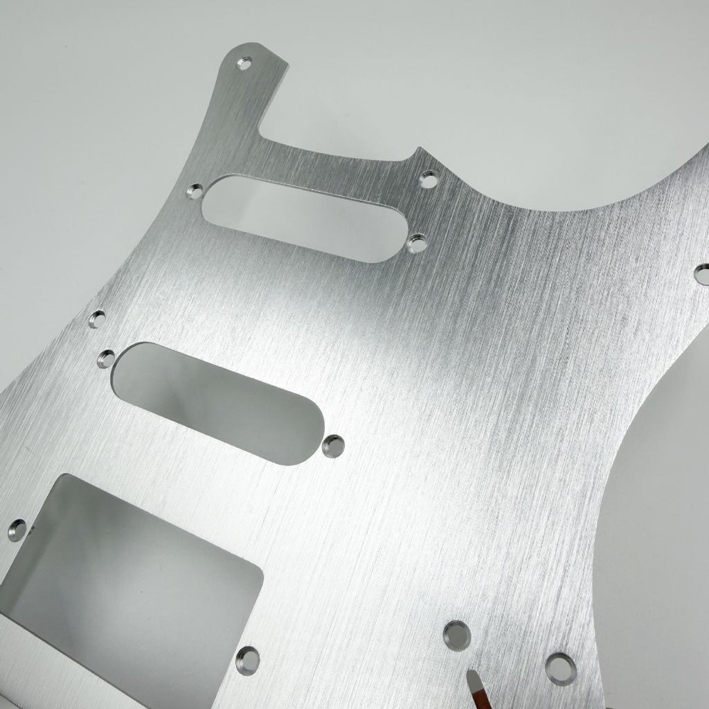 Hoogwaardig 1,5 mm dik Enkelzijdig Geborsteld Aluminiumlegering Paneel 11-gaats ST Elektrische Gitaar Pickguard SSH Decoratieve Pickguard