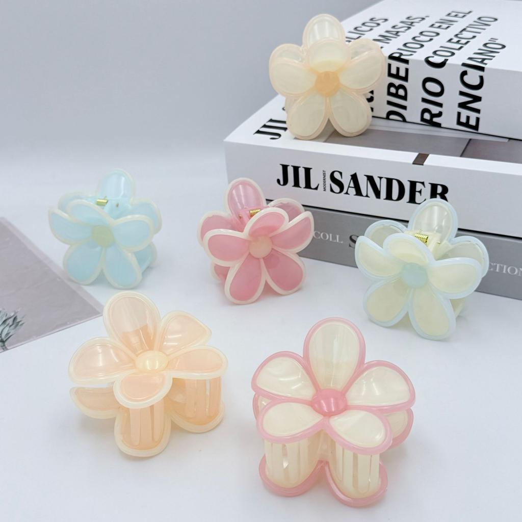 Jelly Color Acrylic Plumeria Hair Clip for Woman Fashion Back of The Head Shark Clip Cute Girl Ponytail Hair Clamp Hair Accessor