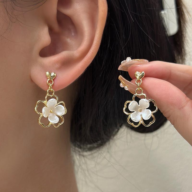 Fashion Hold Flower Earrings Female Ceremony Gender Sense Senior Early Warming Party Jewelry Gift