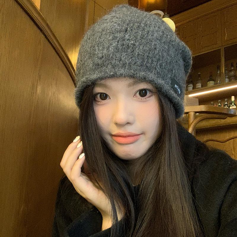 Korean high-end plush cold hat women's 2025 autumn and winter big head circumference retro stacking hat showing a small face warm hat