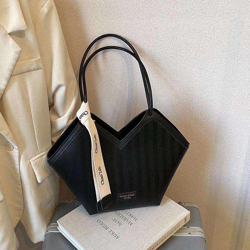 

Large-capacity bag women s new retro-style woven pattern shoulder underarm bag high-end texture commuter tote bag чёрный