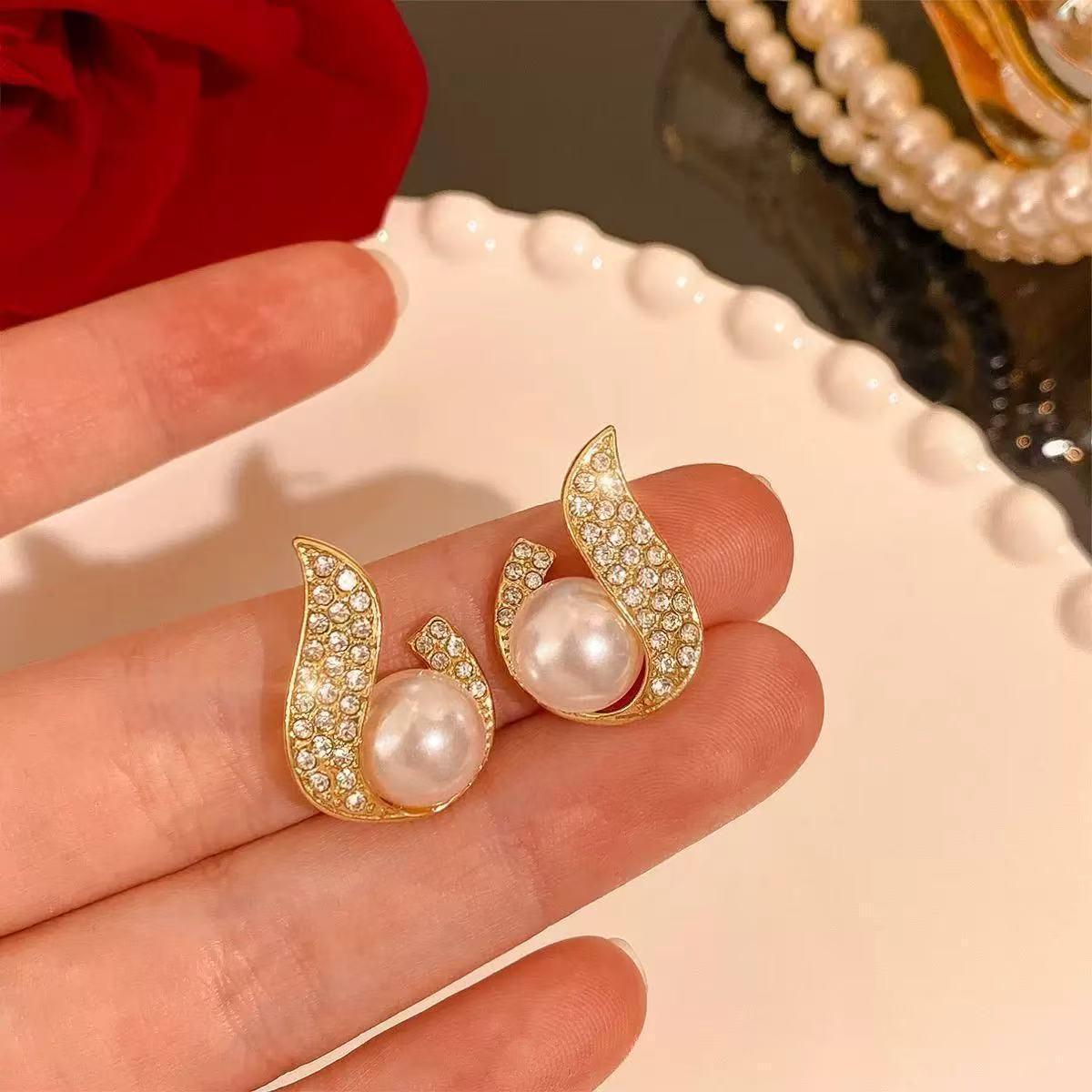 

Zircon Maple Leaf Pearl Earrings - Trendy, Luxurious, Retro, and Shiny Diamond Accents for Women