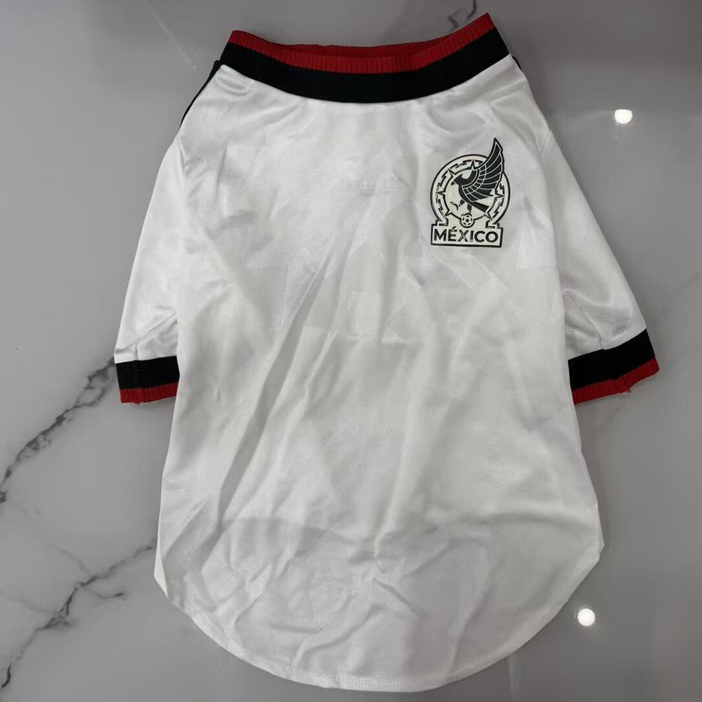 26.27 Haustier-Fußballtrikot. Spanien. Mexiko. Brasilien. Die gleichen Hundekleider für die Nationalmannschaft Weltmeisterschaft.
