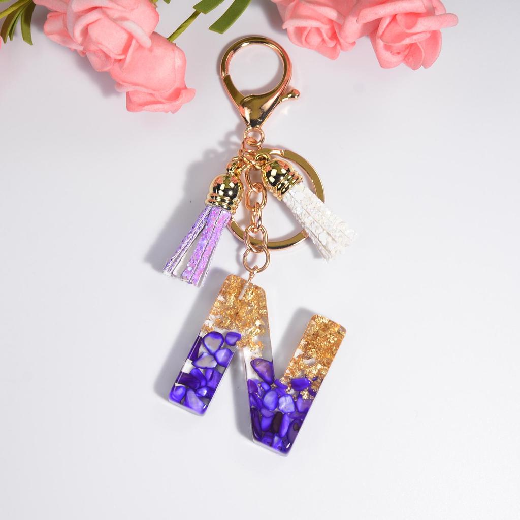 Lila Kristall Epoxid Buchstaben Schlüsselanhänger mit Quaste - Harzschmuck Anhänger Charm