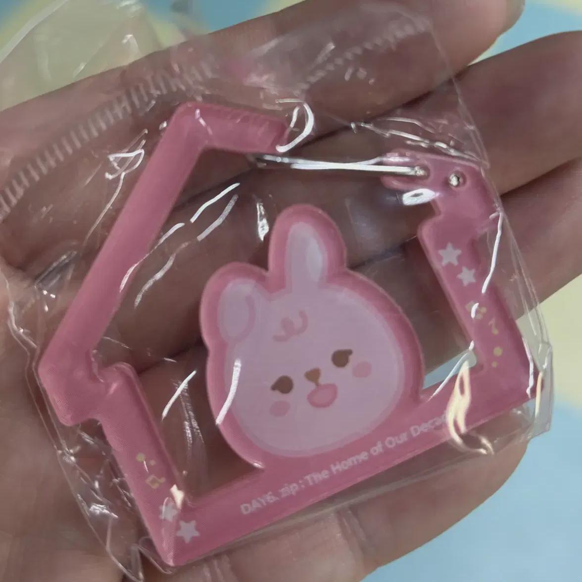 

Day6 Popup Store Wonpil Carabiner