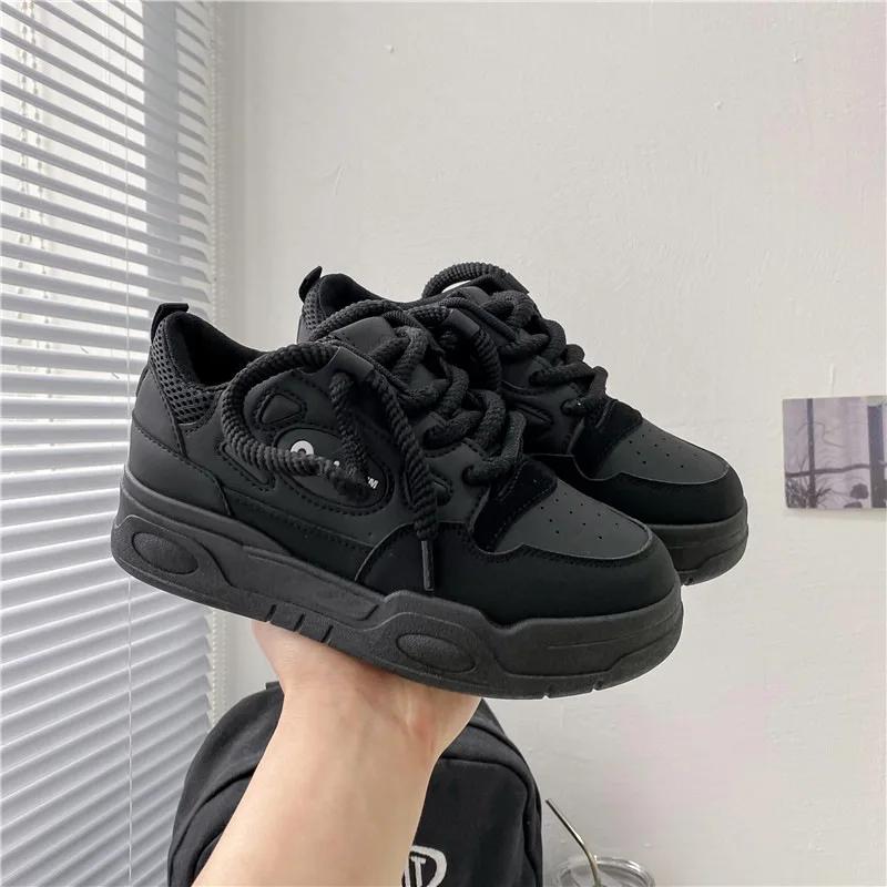 Модные женские кроссовки на толстой подошве 2024 года новые дышащие повседневные туфли нескользящая мягкая подошва вулканизированная обувь модные универсальные туфли на платформе 35 чёрный 2814₽