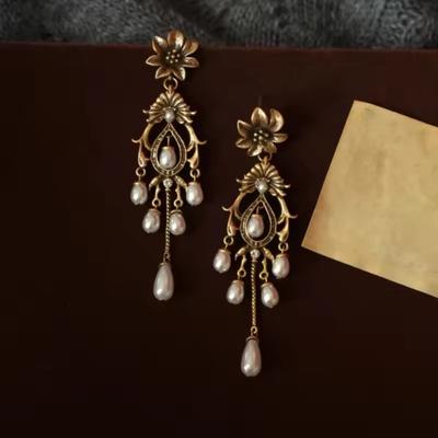2 Pezzi Vintage Fiore Goccia Svuotati Stile di Corte Perla Sintetica Metallo Colore Oro Multicolore Orecchini Pendenti con Frange da Donna
