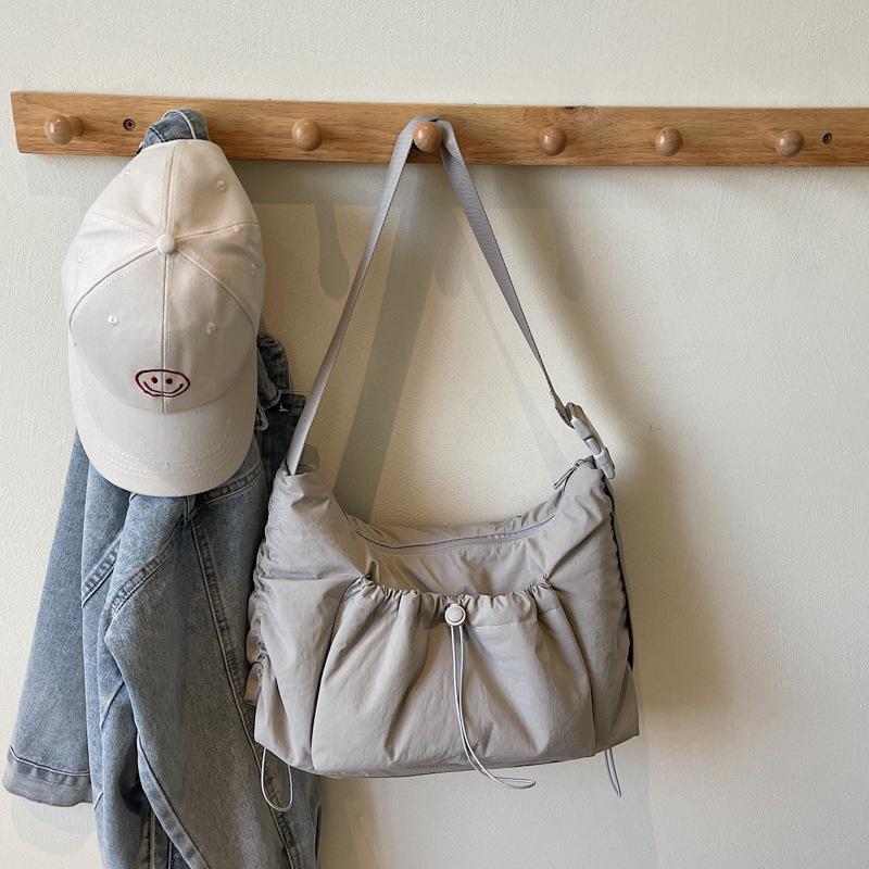 

Трендовая простая повседневная сумка-тоут большой вместимости 2025 лето новая в иностранном стиле женская на одно плечо через плечо