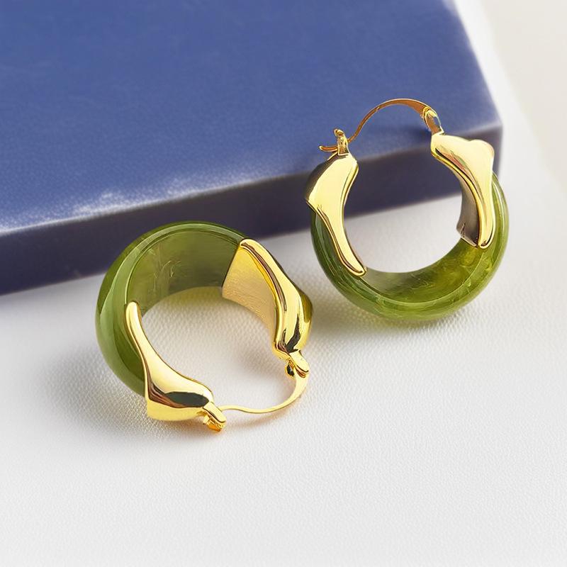 Retro Coffee Resin Ear Cuff: Autumn/Winter Hong Kong Style Elegant Earrings