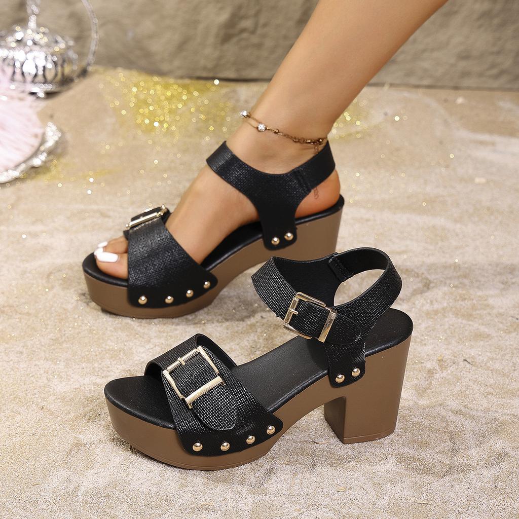 Dámské široké sandály na masivním podpatku, nazouváky s jedním páskem na přezku zdobené cvočky, letní velkoobchodní sandály skladem