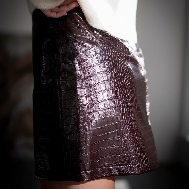 In Stock 2025 Women's Crocodile Pattern PU Mini Skirt, EU Size, Slim Fit, Elastic Leather Skirt.