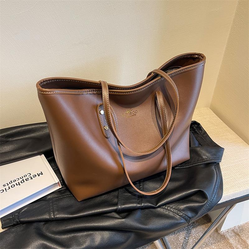 

Tote bag women s 2024 new large-capacity commuter bag autumn retro versatile this year s popular textured shoulder bag