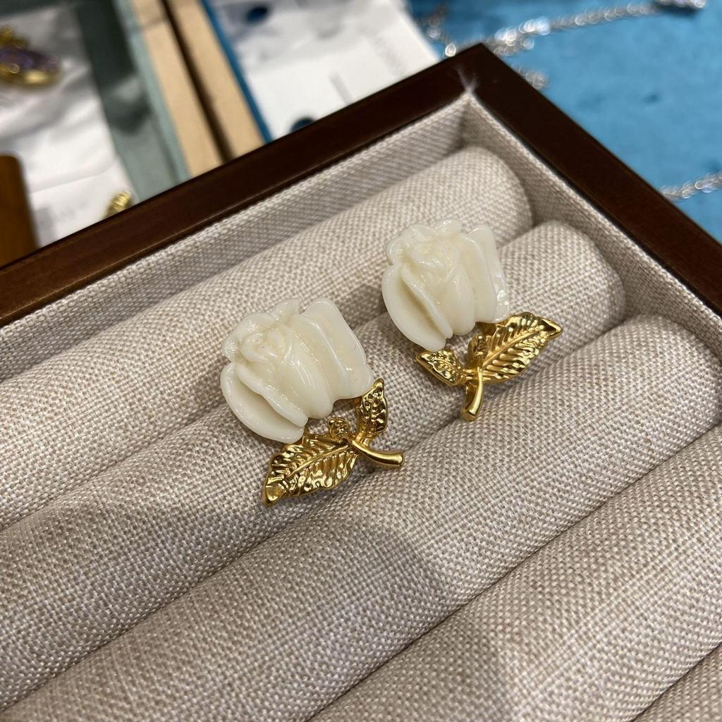 French Retro White Tulip Earrings: Elegant, Vintage-Style Stud Earrings for Women.