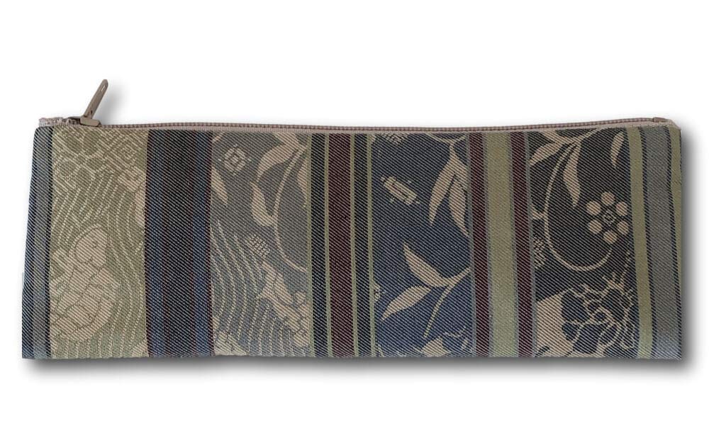 

Prayer Beads Bag, Meibutsu-re (Pen Case Style), Made in Japan, Traditional Pattern, Zipper Closure, Ideal for Buddhist Ceremonies, Memorial Services,