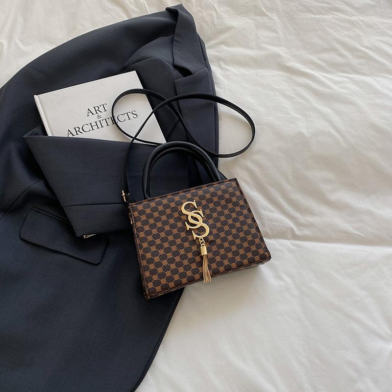 

2025 новый стильный стиль ретро с буквенным украшением, большая вместительная сумка через плечо, сумка-мессенджер, портативная женская сумка чёрный