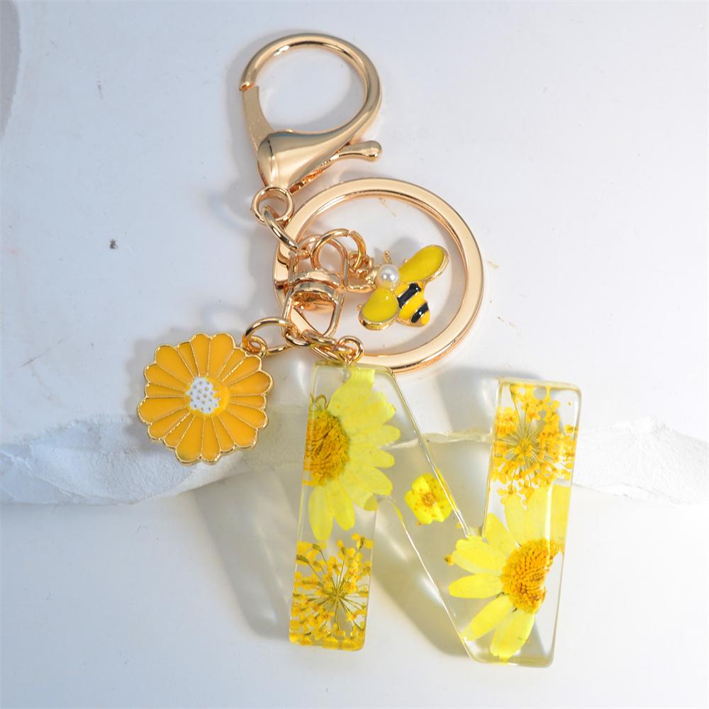 Exquisite A to Z Yellow Sunflower 26 Initial Keychain Acrylic Daisy Honeybee Pendant Keyring For Women Car Trinket Accessories