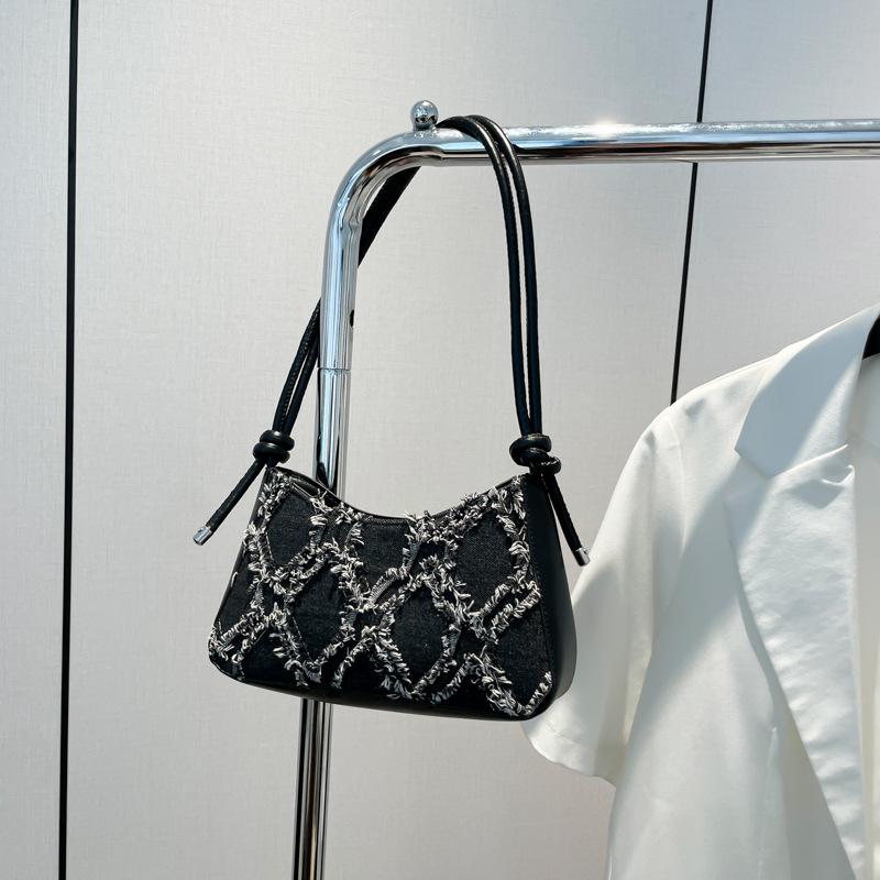 

Large-capacity tote bag women s 2025 new handbag niche foreign-style texture rhombus commuter shoulder messenger bag