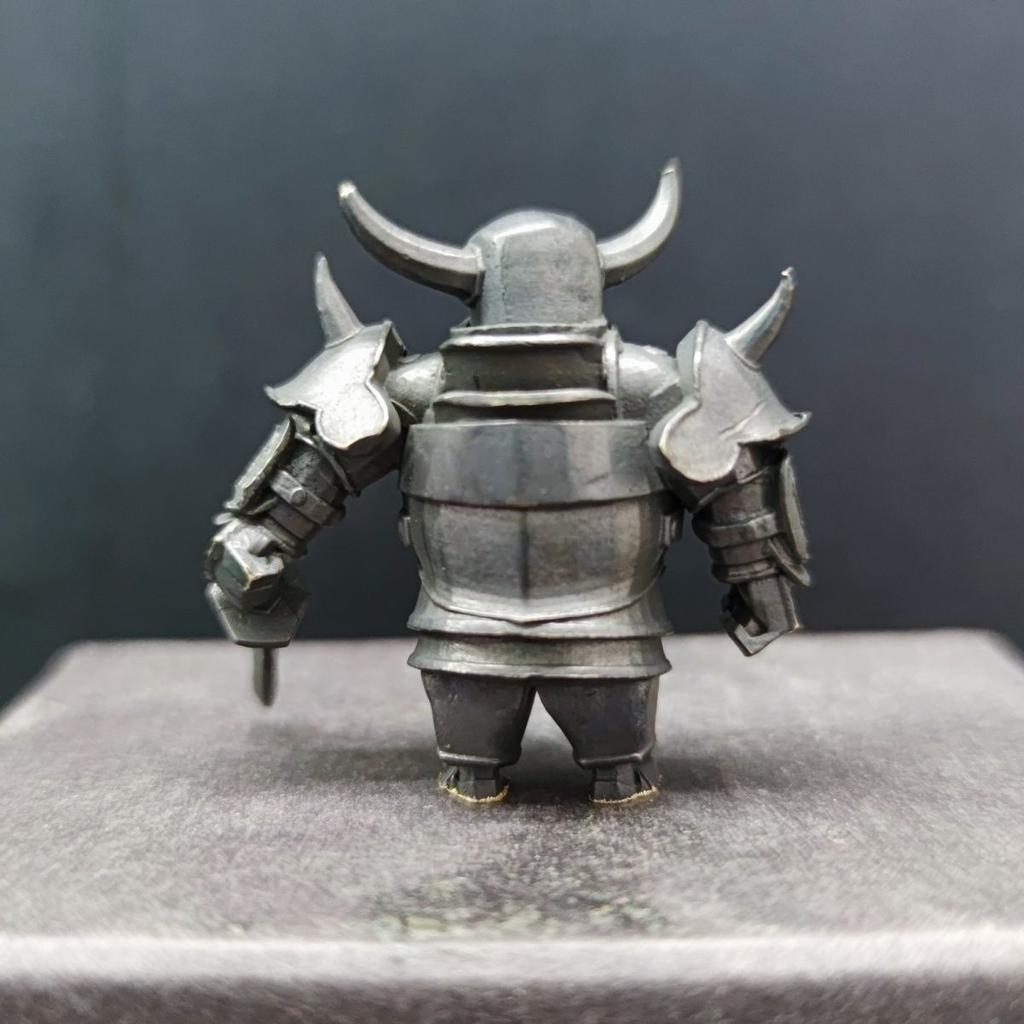 40 mm große, antike Miniaturfigur eines Schweinereiters aus Kupfer – ideal als Dekoration oder Geschenk.