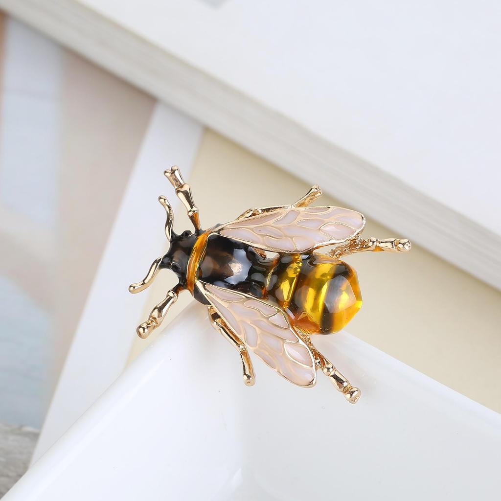 Nowy Styl Broszka Pszczoła z Kroplami Oleju - Urocza Pins Zwierzęcy na Kołnierzyki i Dodatki do Odzieży