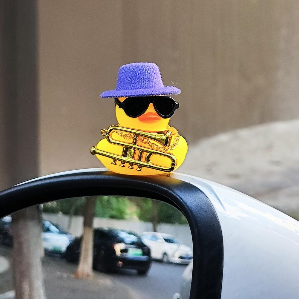 Gummi-Enten Armaturenbrett Dekorationen Schmuckstück Gelbe Ente mit Mini-Schwimmring Sonne Cowboyhut Halskette für Auto Büro Wohnkultur