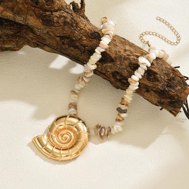 Exaggerated necklace New oversized alloy conch pendant Beach ocean shell string chain Women's collarbone chain