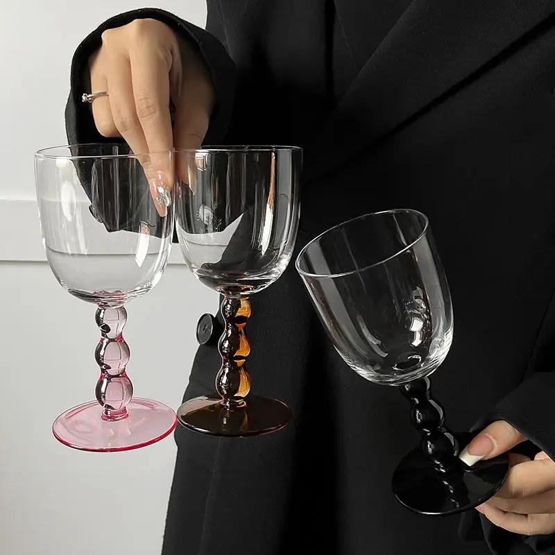 Dreifachperlenbecher mit hohem Fuß Kreative Buntglas-Kelche Kontrastfarbige Weingläser Schlichte Heim-Trinkbecher Personalisierte Geschenke