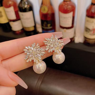 Silver Needle Flash Diamond Snowflake Pearl Earrings Design Stud Earrings Retro Temperament Ears