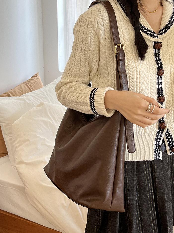 2025 Women's Large Capacity Korean Style Soft Leather Shoulder Bag - Retro, Simple, Crossbody, Underarm Mother-Child Bag.
