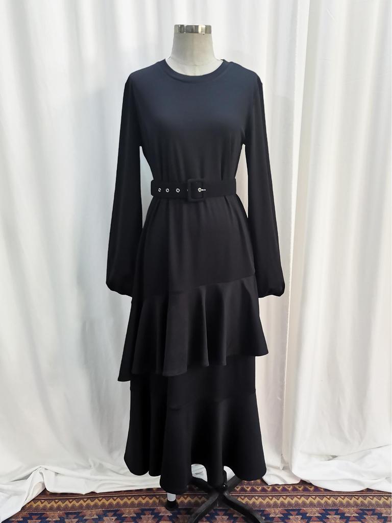 Damen-Doppellagen-Langkleid mit Rüschen und Bindegürtel im Nahen Osten