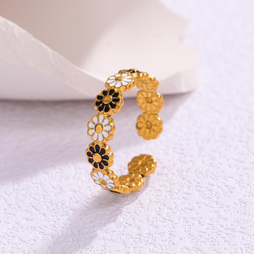 Anello in Acciaio Titanio Placcato Oro - Elegante Stile Ins da Donna con Sensazione di Alta Gamma e Design Semplice, Influenza Europea e Americana.