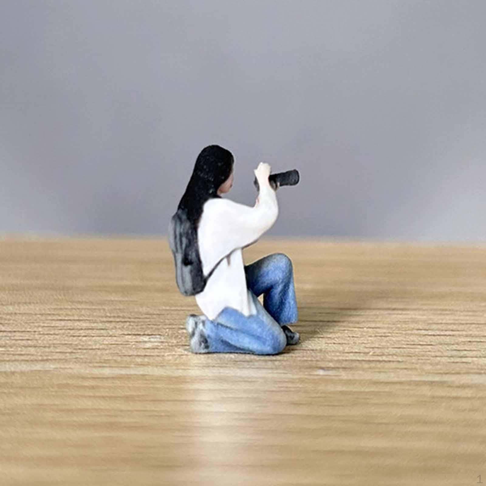 

1/64 Scale Miniature Figure Squatting Photography Girl Model,Simulation Scene Props Tiny Mini