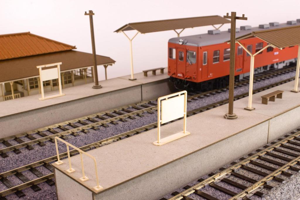 PLUMPMOA HO gauge 180 Street corner accessory series Island local platform extension set A (electric poles and station name plates) Paper kit MS079