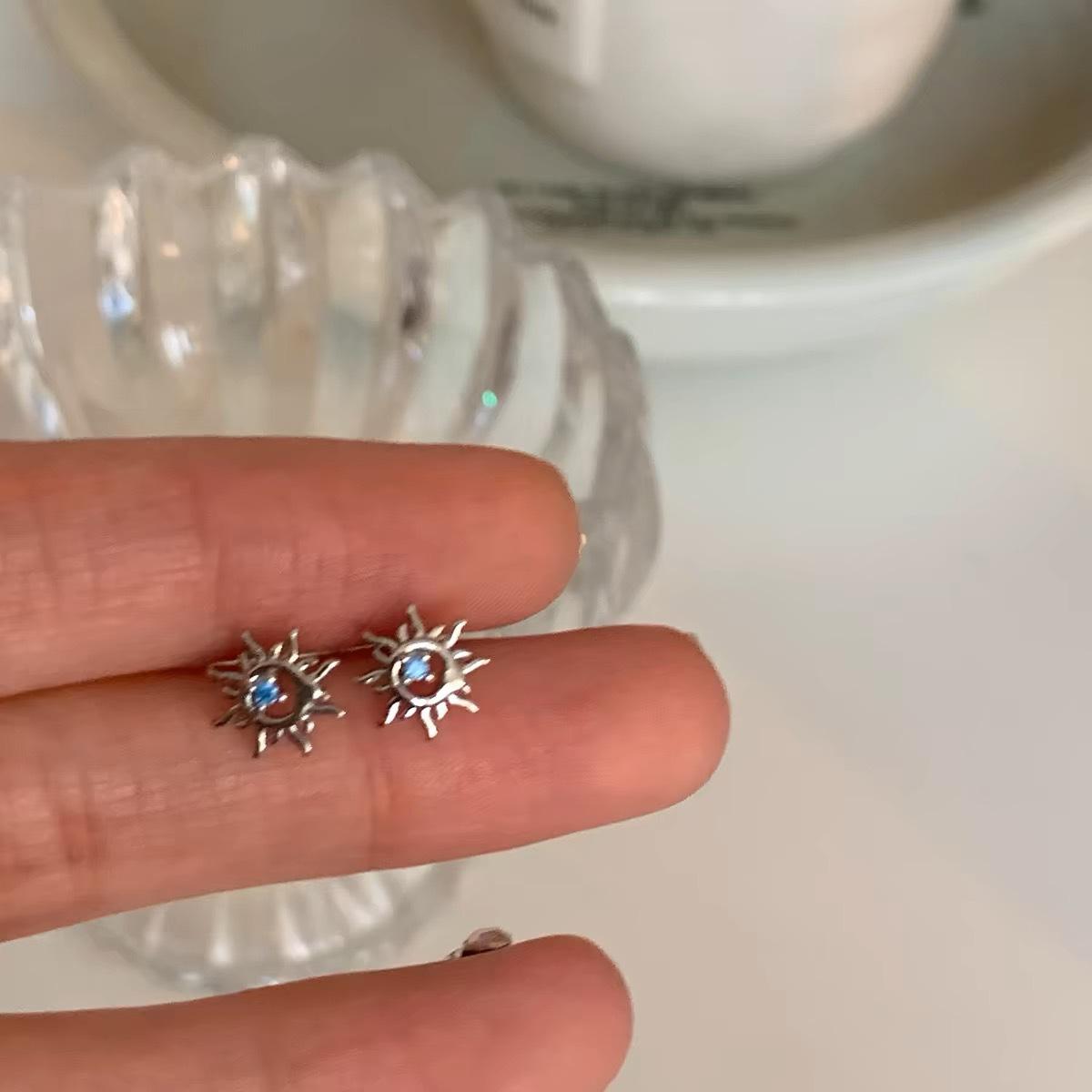 

Simple personality, a mini sapphire, small sun stud earrings, women s exquisite, small and cute earrings, ear jewelry, Japan and Korea