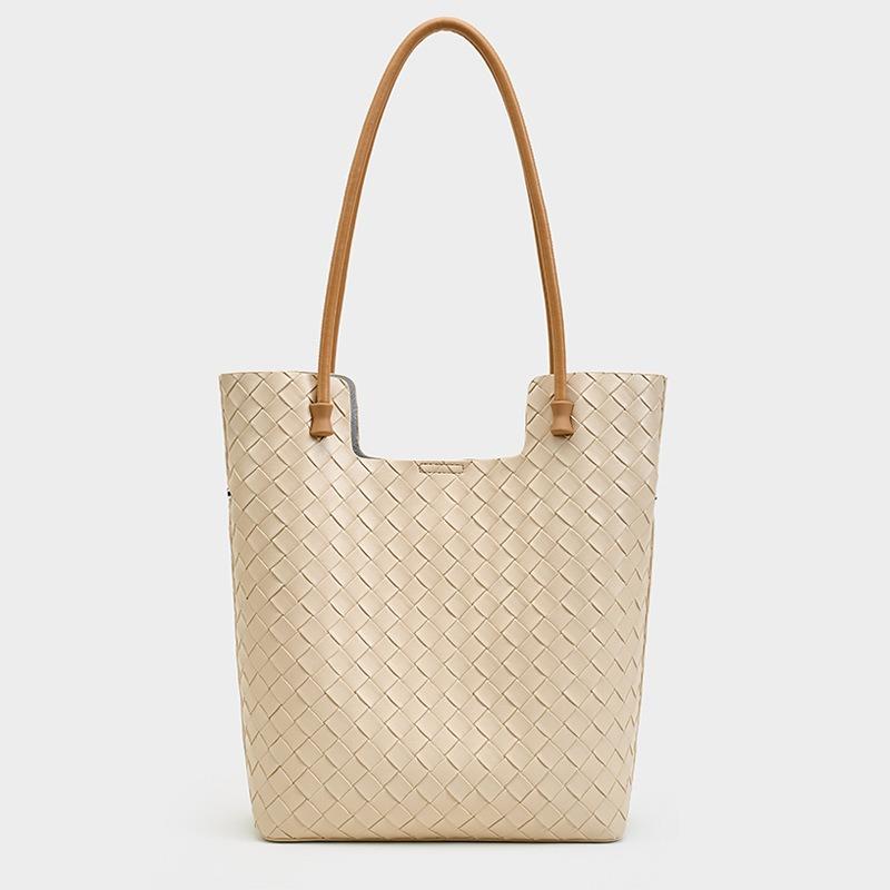 

Tote bag high-end sense large-capacity women s leather new versatile commuter shoulder bag niche fashion woven bag
